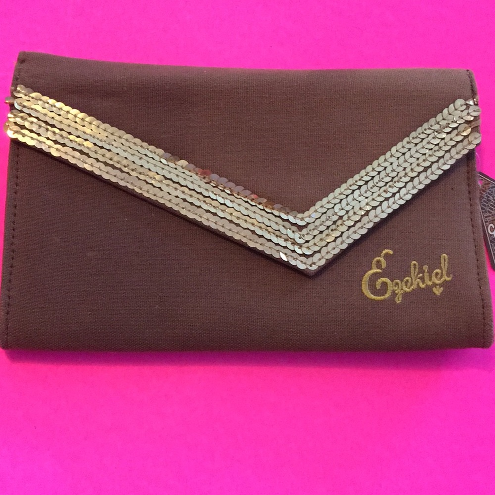 New with tags is Ezekiel clutch